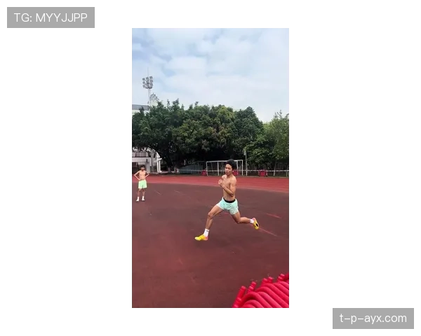 苏炳添穿运动裤逛夜市，掏出一张卡把摊主怀疑人生